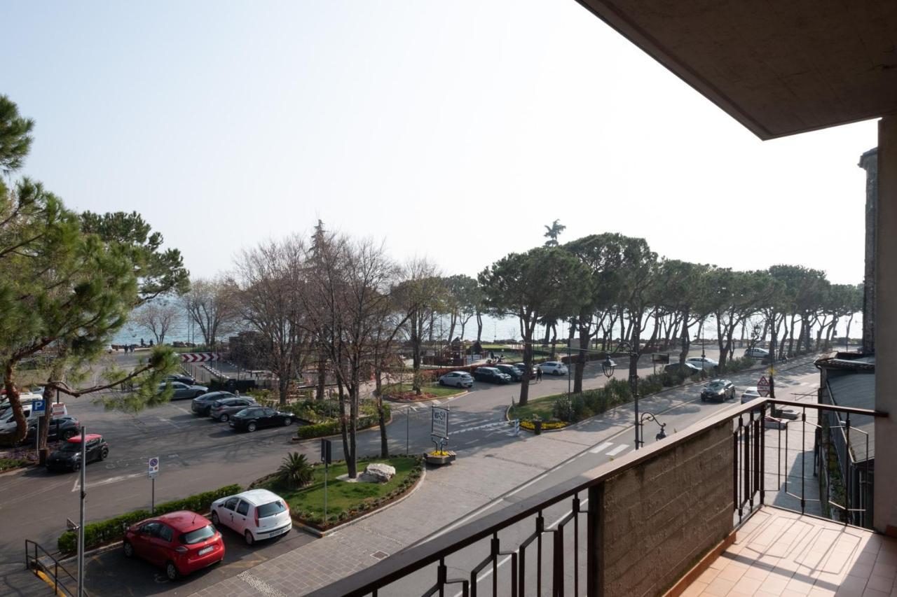 By The Lake Apartments - Centro Storico Дезенцано-дель-Гарда Екстер'єр фото